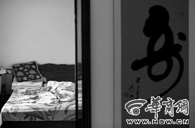 昨日，徐萬(wàn)發(fā)躺在自家床上，鼻子插著氧氣管 記者張杰攝