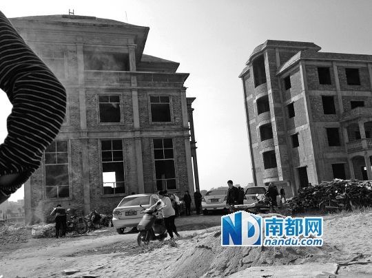兩棟被舉報(bào)的違建樓下昨日一度聚集了超過(guò)百人，城管離開(kāi)后逐漸散去。南都記者張志韜實(shí)習(xí)生宋超攝