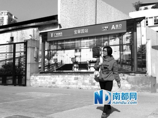 不少行人將這幅畫誤認(rèn)為是真地鐵站。南都記者 單小亮 攝