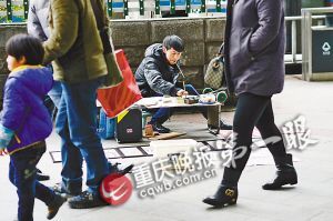 街頭，張啟輝將自己的作品擺放出售。