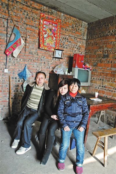 超生女謝先梅(中)、養(yǎng)父謝運(yùn)才（左）、謝運(yùn)才的嫂子唐富秀
