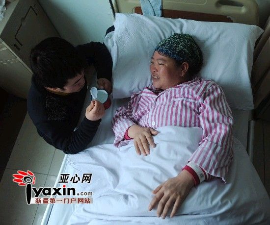 2月15日，馬友紅給病床上的母親喂水喝，對(duì)于家庭現(xiàn)在的處境，身患重癥的母親也時(shí)而感到愧對(duì)兒子。亞心網(wǎng)記者 張已 攝