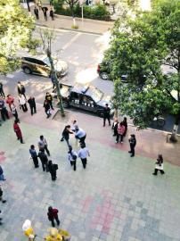 市民提供給賀偉的事發(fā)時雙方?jīng)_突照片。