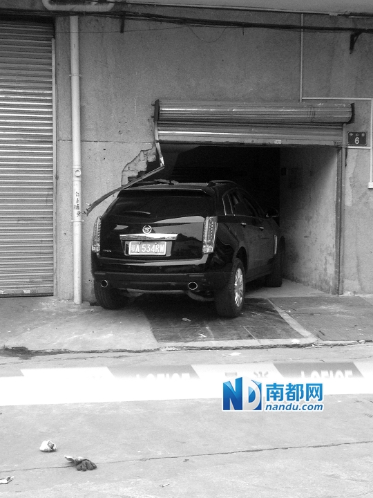 　昨日，凱迪拉克撞人后停在一倉庫門口，車后有一攤血跡。 南都記者陳杰生攝