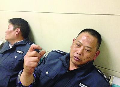 被打傷的城管隊(duì)員。陳郁攝