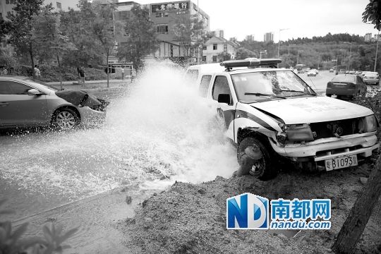 昨日，龍華金龍路，男子開走警車，后撞上消防栓停下，警車車頭受損。