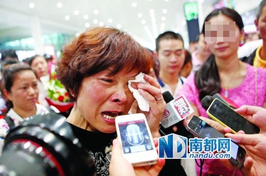 昨日，被拐25年的翁女士(粉紅色衣服者)與生母在深圳機(jī)場見面。