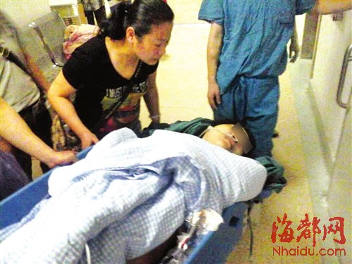 鄭老師被刺傷后，被急送至市二醫(yī)院治療