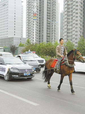 　馬拉汽車引人關注。