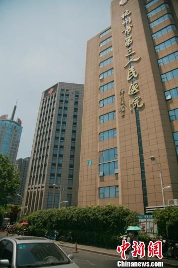 事發(fā)的醫(yī)院門口。 李晨韻 攝