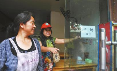 8月14日，市民志愿者體驗城管執(zhí)法招呼商家不要亂張貼。