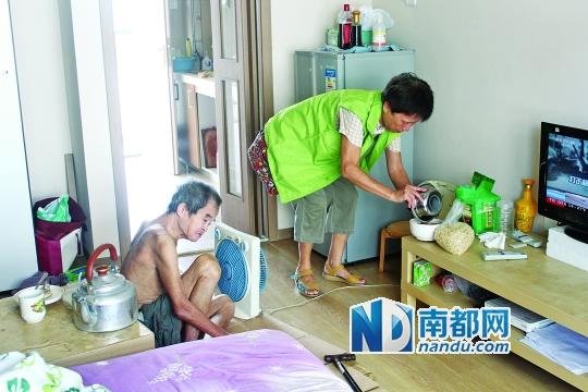 居民徐阿姨去看望何譚送老人，并送去熱湯