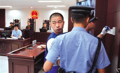 宣判后，馬凱被帶出法庭時，沖著旁聽席上的姐姐喊道：“照顧好媽”。