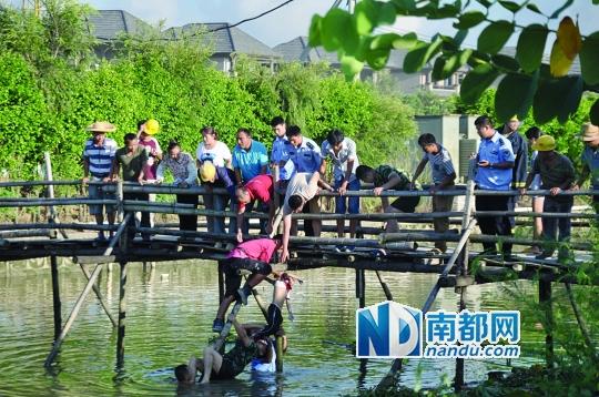 救援人員合力打撈起落水女孩，后經(jīng)醫(yī)護人員確認已經(jīng)死亡。受訪者供圖