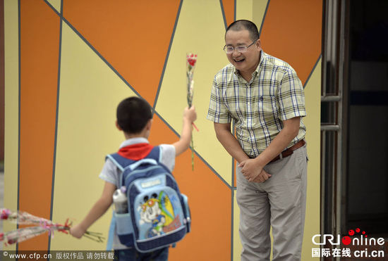 重慶一校長堅持六年校門口迎送學(xué)生彎腰問聲好(組圖)