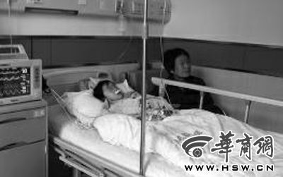 昨日下午，在延長(zhǎng)縣醫(yī)院，外婆守在5歲的黑鈺雅病床前
