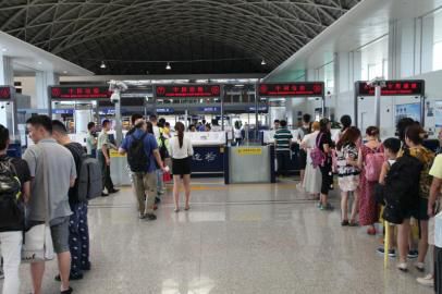 成都市民排隊(duì)準(zhǔn)備出境。