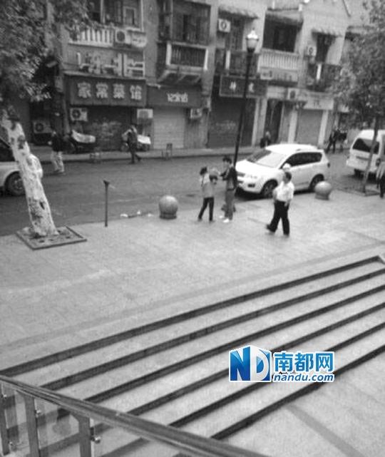 10月18日，武漢一男子抓住環(huán)衛(wèi)工打耳光。
