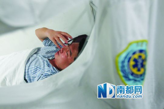 19日，北大深圳醫(yī)院，透過被撕破的工作服，急診科醫(yī)護人員申洪濤身體多處被醉酒男子抓傷。