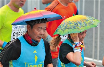 兩名戴著傘帽的參賽者正在參加比賽。