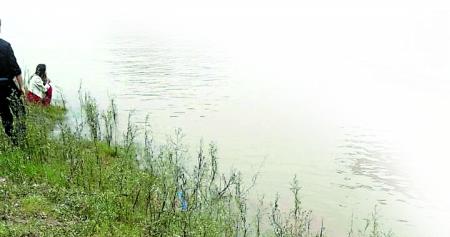 涉事男子和前女友,呆滯地望著滾滾江水。 田女士供圖