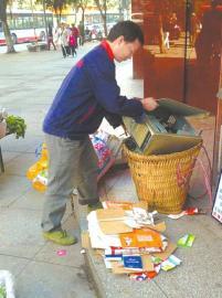 王光偉靠收廢品拾荒為生，每月僅有1000元的微薄收入。