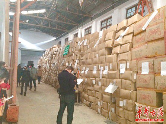 11月5日，執(zhí)法人員清理出來的假安全套把上千平方米的倉庫堆得滿滿的。
