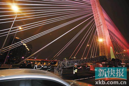 昨日深夜，橋上東側空出兩條車道用來救援。