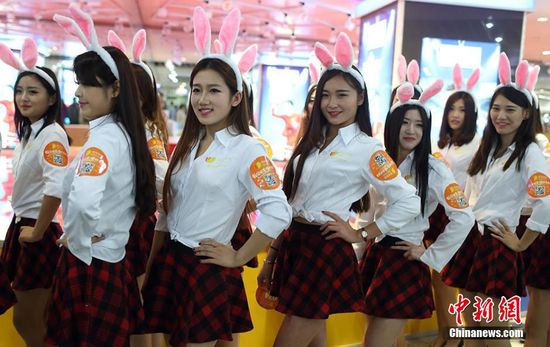 11月11日晚，一百位統(tǒng)一打扮的“兔女郎”現(xiàn)身南京新街口，逛街看電影玩快閃，走到哪里都被圍觀。