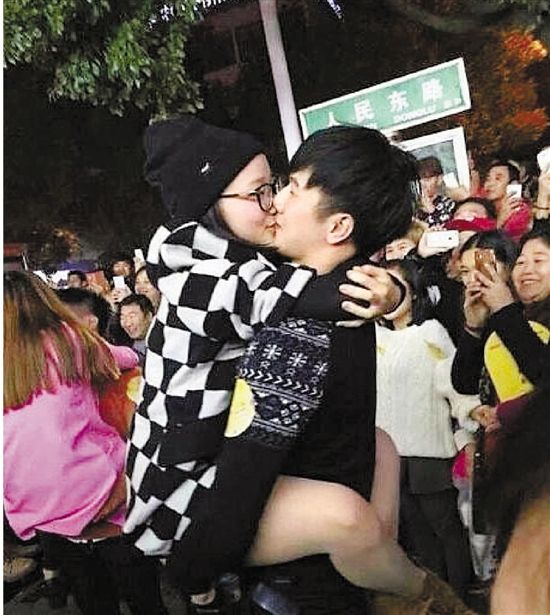 雖只是縣城的比賽，但水準著實不低，居然有選手采用考拉式。