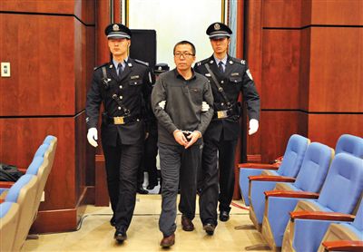 楊秀宇被帶入法庭。昨日，楊秀宇及女下屬盧梅因非法經(jīng)營(yíng)罪獲刑4年、一年半并處罰金。