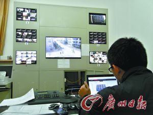 監(jiān)控室就可以看到男生宿舍樓的情況。