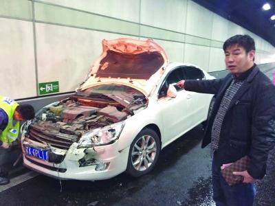 白色標致車車頭嚴重損毀。