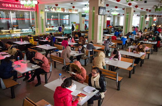 圖為在食堂內(nèi)復(fù)習(xí)的學(xué)生。