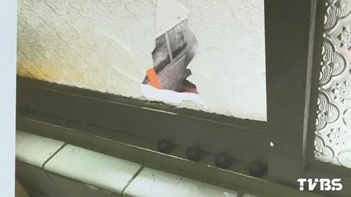 婦人家的窗戶被打出大洞。圖自TVBS網(wǎng)站