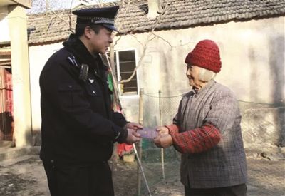 民警將戶口本交給陳奶奶。