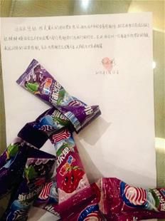 為表謝意，他特意買來20根棒棒糖送給民警。