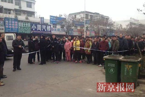 亳州路邊垃圾桶內(nèi)驚現(xiàn)碎尸。網(wǎng)友供圖