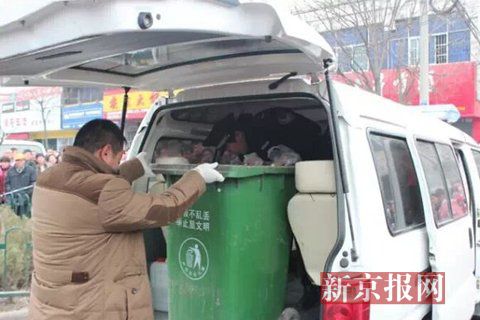 亳州路邊垃圾桶內(nèi)驚現(xiàn)碎尸。網(wǎng)友供圖