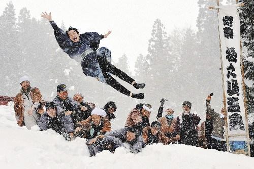 新婚男子被扔雪地里。