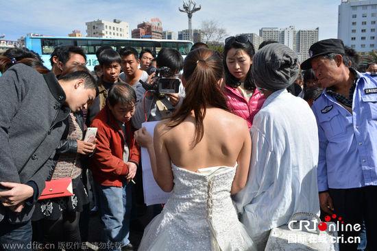 征婚引發(fā)民眾圍觀。