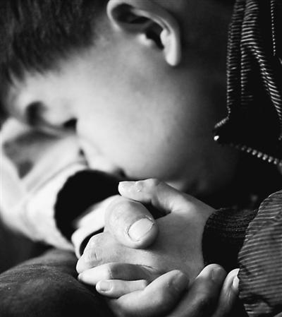 10歲小兒子緊緊握著哥哥的手。資料圖片