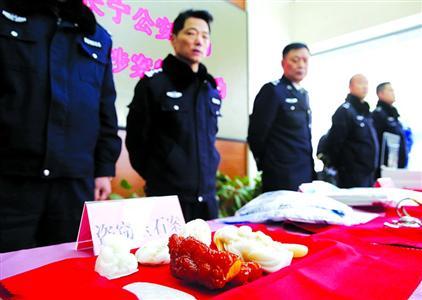 昨天，上海市公安局長(zhǎng)寧分局向管轄區(qū)內(nèi)市民發(fā)放被盜物品。
