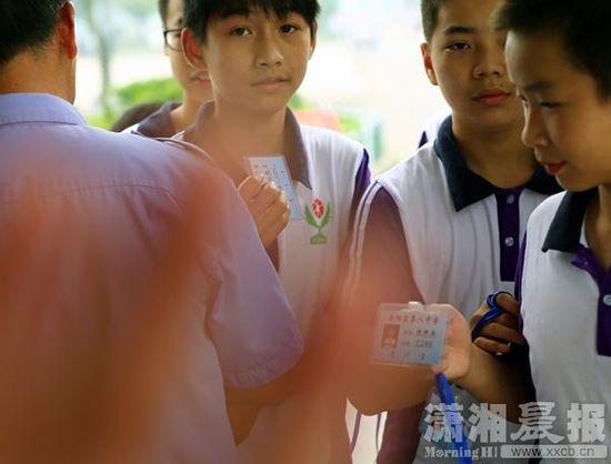 5月26日，岳陽縣第八中學(xué)，學(xué)生出校門時出示通行證