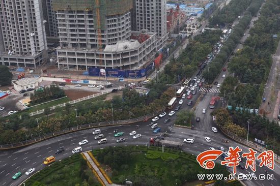 近日，不少通過(guò)陳楊寨轉(zhuǎn)盤(pán)的司機(jī)發(fā)現(xiàn)，4個(gè)方向的路口共新設(shè)了8個(gè)紅綠燈。