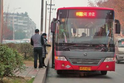 1月6日下午，資陽一輛15路公交車?？吭诋?dāng)時(shí)事發(fā)車站。