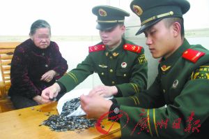 手機(jī)內(nèi)存卡因體積小、價(jià)值高，成為水客走私的“新寵”。圖為邊防官兵正在清點(diǎn)走私物品。