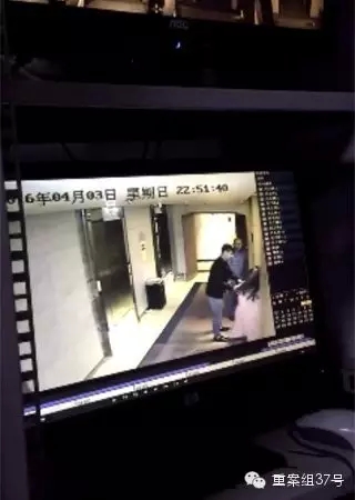 一女子在酒店被陌生男子拖拽。    視頻截圖