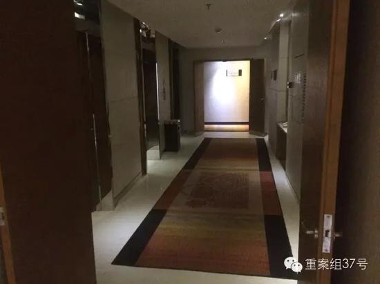 事發(fā)電梯口。    新京報(bào)記者 林斐然 攝