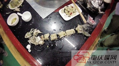 拼出魚骨，推斷魚沒有3斤8兩。 本報記者 平索茜 攝
